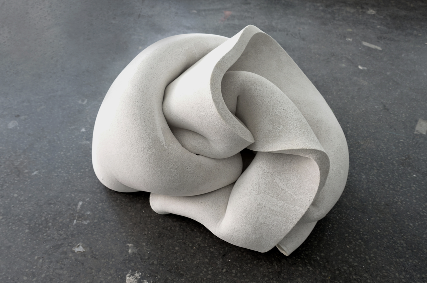 HANNAH BOHNEN, Bude 3, 2022, 80 x 50 x 50 cm, Foam, plaster